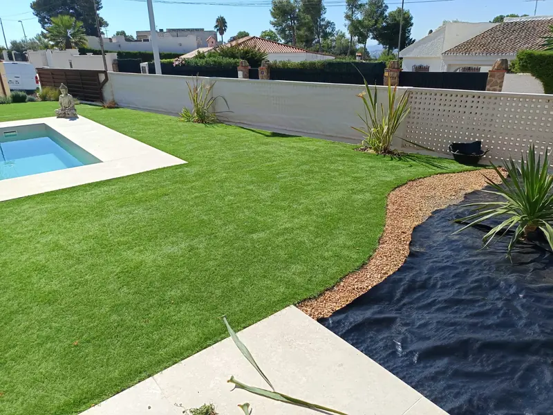 Solarium y pradera con cobertura uniforme sin zonas secas
